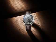 TAG Heuer Carrera Chronograph Automatik Edelstahl 42mm graues Zifferblatt braunes Lederband – Herrenuhren Chronograph aus Edelstahl und Keramik. Das Gehäuse ist rund und silber. Das Lederarmband Kroko / Alligator ist braun. Das Zifferblatt ist ein Index in grau. – Ansicht 2