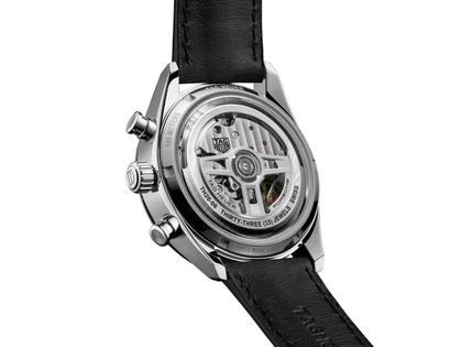 TAG Heuer Carrera Chronosprint x Porsche Automatik Edelstahl 42mm silbernes Zifferblatt schwarzes Lederband – Herrenuhren Chronograph aus Edelstahl und Leder. Das Gehäuse ist rund und silber. Das Lederarmband ist schwarz. Das Zifferblatt ist ein Index in silber. – Ansicht 3