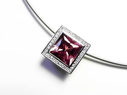 Micha Bunz Collier Platin mit rosa Turmalin – Anhänger Anhänger mit Besatz aus 950 Platin.