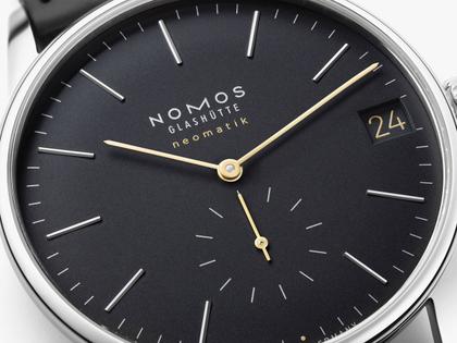Nomos Glashütte Orion neomatik 41 Datum New Black Automatik Edelstahl schwarzes Zifferblatt schwarzes Lederband Glasboden – Herrenuhren Uhr mit Datum aus Edelstahl, Leder und rhodiniert. Das Gehäuse ist rund und silber. Das Lederarmband ist schwarz. Das Zifferblatt ist ein Index in schwarz. – Ansicht 5