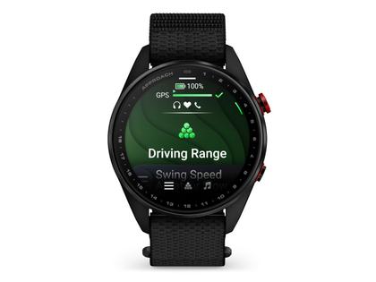 Garmin Approach S72 Titan Schwarz-DLC 47mm digitales Display schwarzes Textilband – Herrenuhren Uhr Multifunktion aus Keramik und Kunststoff. Das Gehäuse ist rund und schwarz. Das Textilarmband ist schwarz. Das Zifferblatt ist digital und schwarz.