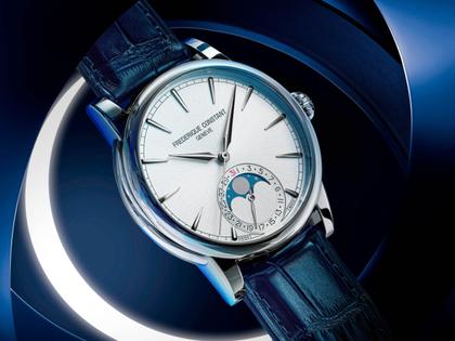 Frederique Constant Classic Moonphase Date Manufacture Automatik Edelstahl 40mm silberfarbenes Zifferblatt blaues Lederband – Herrenuhren Uhr mit Datum aus Edelstahl und Leder. Das Gehäuse ist rund und silber. Das Lederarmband Kroko / Alligator ist blau. Das Zifferblatt ist ein Index in weiß. – Ansicht 4