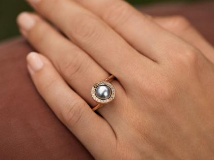 Jörg Heinz Mystery Sphere Ring Roségold mit Tahitiperle und Brillanten 0,180ct – Ringe Ring mit Besatz aus 750 Rotgold, 750 Weißgold und und . – Ansicht 3