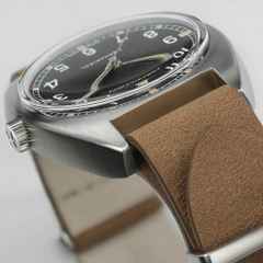 Hamilton Khaki Aviation Pilot Pioneer Mechanical Handaufzug Edelstahl 36x33mm graues Zifferblatt braunes Lederband – Herrenuhren Uhr ohne Datum aus Edelstahl und Leder. Das Gehäuse ist rund und silber. Das Lederarmband ist braun. Das Zifferblatt ist arabisch und schwarz. – Ansicht 4