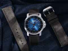 Mühle Glashütte 29er Casual Automatik Edelstahl 42,4mm blaues Zifferblatt braunes Lederband – Herrenuhren Uhr mit Datum aus Edelstahl und Leder. Das Gehäuse ist rund und silber. Das Lederarmband ist blau. Das Zifferblatt ist ein Index in braun. – Ansicht 10