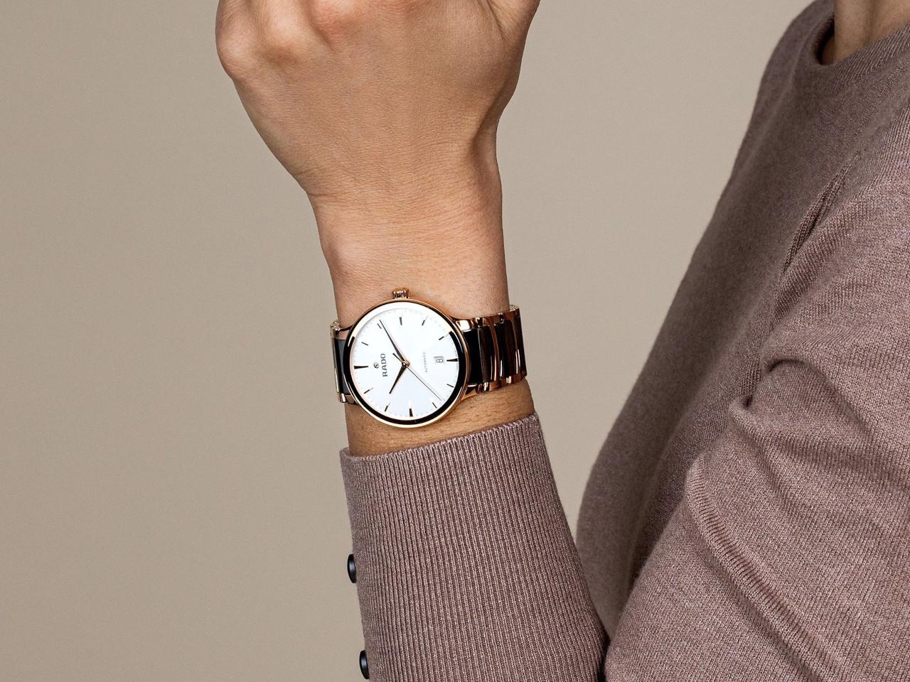 Rado Centrix Automatik Edelstahl Roségold-PVD 39,5mm weißes Zifferblatt Metallband – Herrenuhren Uhr mit Datum aus Edelstahl, Keramik und PVD beschichtet. Das Gehäuse ist rund und roségold. Das Keramikarmband ist grau. Das Zifferblatt ist ein Index in weiß. – Ansicht 6