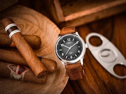 Mühle Glashütte Lunova Datum Automatik Edelstahl 42,3mm schwarz-graues Zifferblatt Vintage-Lederband – Herrenuhren Uhr mit Datum aus Edelstahl. Das Gehäuse ist rund und silber. Das Lederarmband ist braun. Das Zifferblatt ist arabisch Index und schwarz. – Ansicht 2