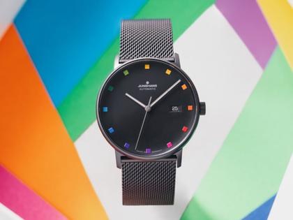 Junghans FORM Quarz Edelstahl Schwarz-PVD 39mm schwarzes Zifferblatt Metallband – Herrenuhren Uhr mit Datum aus Edelstahl und PVD beschichtet. Das Gehäuse ist rund und schwarz. Das Edelstahlarmband ist schwarz. Das Zifferblatt ist ein Index in schwarz. – Ansicht 3