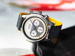 Union Glashütte Belisar Chronograph Silvretta Classic 2026 Limitierte Edition Automatik Edelstahl 44mm beiges Zifferblatt gelbes Textilband schwarzes Lederband und Metallband – Herrenuhren Chronograph aus Edelstahl und Leder. Das Gehäuse ist rund und silber. Das Textilarmband ist gelb. Das Zifferblatt ist ein Index in beige. – Ansicht 10