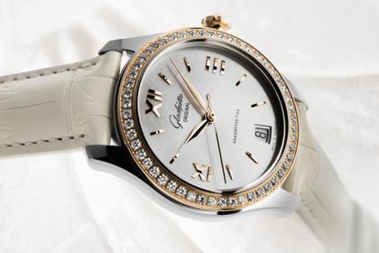 Glashütte Original Lady Serenade Automatik Edelstahl 36mm Perlmutt-Zifferblatt mit Brillanten beiges Lederband – Damenuhren Uhr mit Datum aus 750 Rotgold und Edelstahl. Das Gehäuse ist rund und silber. Das Lederarmband Kroko / Alligator ist weiß. Das Zifferblatt ist römisch Index und weiß. – Ansicht 2