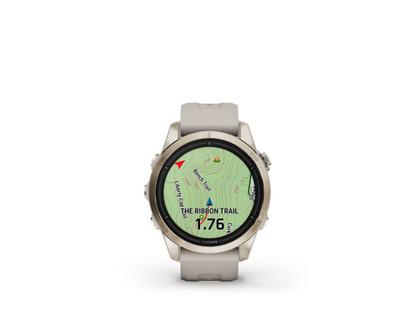 Garmin epix Pro Sapphire Edelstahl softgold beschichtet 42 mm Kautschukband beige – Herrenuhren Uhr Multifunktion aus DLC beschichtet, Edelstahl und Kautschuk. Das Gehäuse ist rund und beige. Das Kautschuk / Kunststoff / Silikon Armband ist beige. Das Zifferblatt ist digital und schwarz. – Ansicht 3