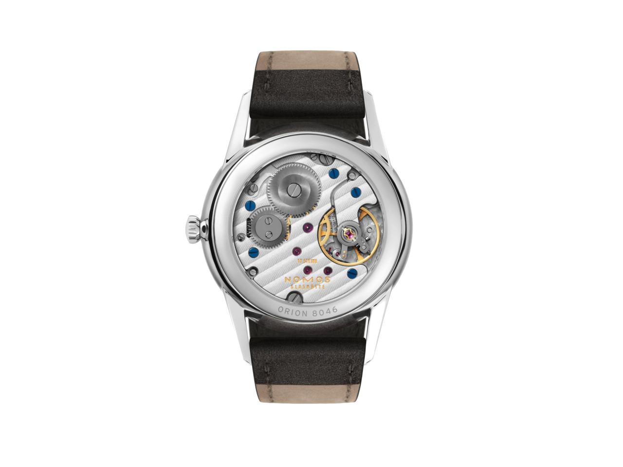 Nomos Glashütte Orion 33 1989 Handaufzug Edelstahl 33mm graues Zifferblatt schwarzes Lederband Glasboden – Damenuhren Uhr ohne Datum aus Edelstahl und Leder. Das Gehäuse ist rund und silber. Das Lederarmband ist anthrazit. Das Zifferblatt ist ein Index in anthrazit. – Ansicht 2