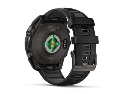 Garmin fenix 8 47mm Sapphire Solar faserverstärktes Polymer Titan carbongrau beschichtet schwarzes Kautschukband – Herrenuhren Uhr Multifunktion aus DLC beschichtet, Kautschuk und Titan. Das Gehäuse ist rund und grau. Das Kautschuk / Kunststoff / Silikon Armband ist schwarz. Das Zifferblatt ist digital und schwarz. – Ansicht 4