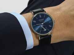 Nomos Glashütte Tangente 39 neomatik Blaugold Automatik Edelstahl 39mm blaues Zifferblatt schwarzes Lederband Glasboden – Herrenuhren Uhr ohne Datum aus Edelstahl. Das Gehäuse ist rund und silber. Das Lederarmband ist schwarz. Das Zifferblatt ist arabisch Index und blau. – Ansicht 3