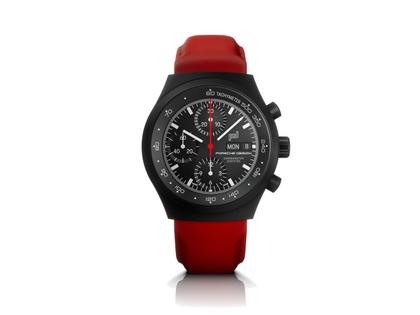 Porsche Design Chronograph 1 - All Black Numbered Edition Automatik Titan Schwarz-TiC 40mm schwarzes Zifferblatt rotes Lederband – Herrenuhren Chronograph aus Leder, Titan und Titancarbid beschichtet. Das Gehäuse ist rund und schwarz. Das Lederarmband ist rot. Das Zifferblatt ist ein Index in schwarz.
