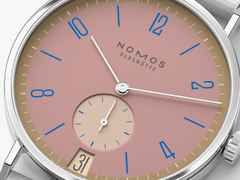 Nomos Glashütte Tangente 38 Datum "175 Years Watchmaking - Pompadour" Handaufzug Edelstahl rosa Zifferblatt graues Textilband Glasboden – Herrenuhren Uhr mit Datum aus Edelstahl. Das Gehäuse ist rund und silber. Das Textilarmband ist grau. Das Zifferblatt ist arabisch Index und rosa. – Ansicht 4