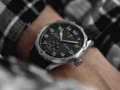 Junghans Meister Pilot Automatic Edelstahl 43mm graues Zifferblatt schwarzes Lederband – Herrenuhren Uhr mit Datum aus Edelstahl und Leder. Das Gehäuse ist rund und grau. Das Lederarmband ist schwarz. Das Zifferblatt ist arabisch Index und grau. – Ansicht 4