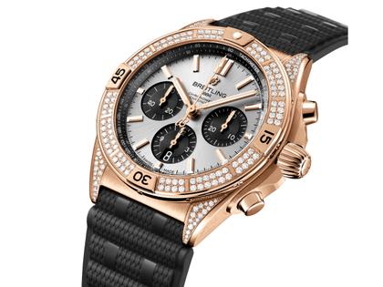 Breitling Chronomat B01 42 Automatik Rotgold silbernes Zifferblatt mit Brillanten 1,30ct schwarzes Kautschukband – Herrenuhren Chronograph aus 750 Rotgold und Kautschuk. Das Gehäuse ist rund und roségold. Das Kautschuk / Kunststoff / Silikon Armband ist schwarz. Das Zifferblatt ist ein Index in silber. – Ansicht 2