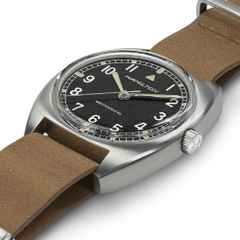 Hamilton Khaki Aviation Pilot Pioneer Mechanical Handaufzug Edelstahl 36x33mm graues Zifferblatt braunes Lederband – Herrenuhren Uhr ohne Datum aus Edelstahl und Leder. Das Gehäuse ist rund und silber. Das Lederarmband ist braun. Das Zifferblatt ist arabisch und schwarz. – Ansicht 3
