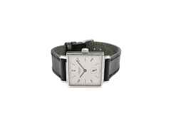 Nomos Glashütte Tetra 27 Handaufzug Edelstahl silbernes Zifferblatt schwarzes Lederband Full Set Occasion Refurbished – Damenuhren Uhr ohne Datum aus Edelstahl. Das Gehäuse ist quadratisch und silber. Das Lederarmband ist schwarz. Das Zifferblatt ist arabisch Index und silber.
