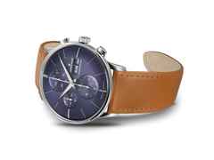 Junghans Meister Chronoscope Automatik Edelstahl 40mm blaues Zifferblatt braunes Lederband – Herrenuhren Chronograph aus Edelstahl. Das Gehäuse ist rund und silber. Das Lederarmband ist braun. Das Zifferblatt ist ein Index in blau. – Ansicht 4