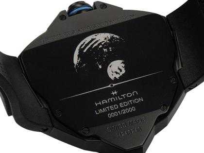 Hamilton Ventura Edge Dune Limited Edition Quarz Edelstahl PVD-Schwarz 51x47mm schwarzes Zifferblatt Kautschukband – Damenuhren Uhr ohne Datum aus Edelstahl, Kautschuk und PVD beschichtet. Das Gehäuse ist sonstige Form und schwarz. Das Kautschuk / Kunststoff / Silikon Armband ist schwarz. Das Zifferblatt ist digital und schwarz. – Ansicht 4