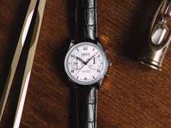 Union Glashütte Noramis Chronograph Automatik Edelstahl 42mm silberfarbenes Zifferblatt braunes Lederband – Herrenuhren Chronograph aus Edelstahl. Das Gehäuse ist rund und silber. Das Lederarmband ist braun. Das Zifferblatt ist arabisch Index und silber. – Ansicht 2