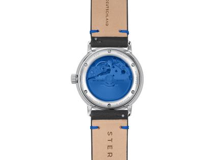 Sternglas Naos Edition Bauhaus X Blau Automatik Edelstahl 38mm beiges Zifferblatt schwarzes Lederband – Herrenuhren Uhr mit Datum aus Edelstahl. Das Gehäuse ist rund und silber. Das Lederarmband ist schwarz. Das Zifferblatt ist ein Index in beige. – Ansicht 5