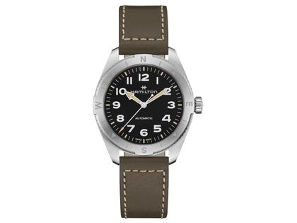Hamilton Khaki Field Expedition Automatik Edelstahl 41mm schwarzes Zifferblatt olivgrünes Lederband – Herrenuhren Uhr ohne Datum aus Edelstahl und Leder. Das Gehäuse ist rund und silber. Das Lederarmband ist grün. Das Zifferblatt ist arabisch und schwarz.