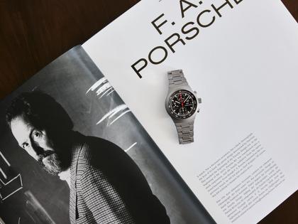 Porsche Design Chronograph 1 - 1975 Limited Edition – Herrenuhren Chronograph aus Titan. Das Gehäuse ist rund und silber. Das Textilarmband ist weiß. Das Zifferblatt ist ein Index in schwarz. – Ansicht 10