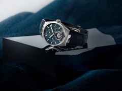 Frederique Constant Highlife Tourbillon Perpetual Calendar Manufacture Automatik Edelstahl 41mm blaues Zifferblatt Metallband – Herrenuhren Uhr mit Kalender aus Edelstahl und Leder. Das Gehäuse ist rund und silber. Das Edelstahlarmband ist silber. Das Zifferblatt ist ein Index in blau. – Ansicht 9