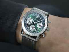 Sinn Spezialuhren 903 St II G Navigationschronograph Automatik Edelstahl 41mm grünes Zifferblatt braunes Lederband – Herrenuhren Chronograph aus Edelstahl und Leder. Das Gehäuse ist rund und silber. Das Lederarmband ist braun. Das Zifferblatt ist arabisch Index und grün. – Ansicht 8