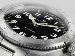Hamilton Khaki Field Expedition Automatik Edelstahl 37mm schwarzes Zifferblatt Metallband – Herrenuhren Uhr ohne Datum aus Edelstahl. Das Gehäuse ist rund und silber. Das Edelstahlarmband ist silber. Das Zifferblatt ist arabisch und schwarz. – Ansicht 6