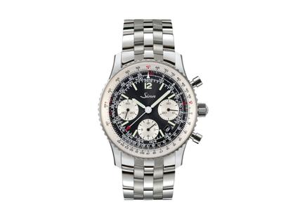 Herrenuhren Chronograph aus Edelstahl. Das Gehäuse ist rund und silber. Das Edelstahlarmband ist silber. Das Zifferblatt ist arabisch Index und schwarz.