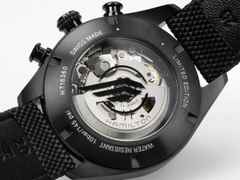 Hamilton Khaki Field Auto Chrono Resident Evil Requiem Limited Edition Automatik Edelstahl PVD-Schwarz 42mm schwarzes Zifferblatt Kautschukband – Herrenuhren Chronograph aus Edelstahl und PVD beschichtet. Das Gehäuse ist rund und schwarz. Das Kautschuk / Kunststoff / Silikon Armband ist schwarz. Das Zifferblatt ist arabisch Index und schwarz. – Ansicht 3