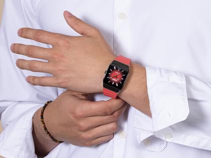 Rado Anatom Automatik Keramik 32,5mm schwarz-rotes Zifferblatt rotes Kautschukband – Damenuhren Uhr mit Datum aus Edelstahl, Kautschuk, Keramik und PVD beschichtet. Das Gehäuse ist rechteckig und schwarz. Das Kautschuk / Kunststoff / Silikon Armband ist rot. Das Zifferblatt ist ein Index in rot. – Ansicht 8