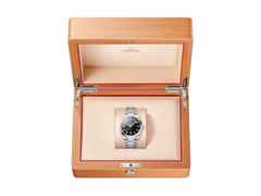 Omega Seamaster Aqua Terra 150M Automatik Edelstahl 41mm schwarzes Zifferblatt Metallband – Herrenuhren Uhr mit Datum aus Edelstahl. Das Gehäuse ist rund und silber. Das Edelstahlarmband ist silber. Das Zifferblatt ist ein Index in schwarz. – Ansicht 6