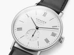Nomos Glashütte Ludwig Neomatik 41 Datum 75 Jahre Grundgesetz Automatik Edelstahl 41mm weißes Zifferblatt schwarzes Lederband limitiert – Herrenuhren Uhr mit Datum aus Edelstahl und Leder. Das Gehäuse ist rund und silber. Das Lederarmband ist schwarz. Das Zifferblatt ist römisch Index und weiß. – Ansicht 4