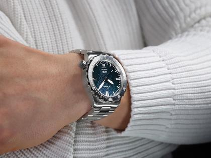 Sinn Spezialuhren U18 Taucheruhr Limited Edition Automatik Edelstahl 44mm blau-grünes Zifferblatt Metallband – Herrenuhren Uhr mit Datum aus Edelstahl. Das Gehäuse ist rund und grau. Das Edelstahlarmband ist grau. Das Zifferblatt ist ein Index in blau. – Ansicht 7
