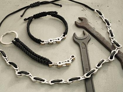 Juwelier Roller | Atelier BikeChains Fahrradketten-Halskette mit schwarzem Textilband – Halsschmuck Collier in schwarz und aus Titan. – Ansicht 3
