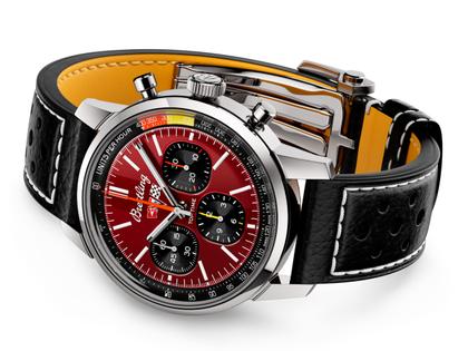 Breitling Top Time B01 Chevrolet Corvette Automatik Edelstahl 41mm rotes Zifferblatt schwarzes Lederband – Herrenuhren Chronograph aus Edelstahl. Das Gehäuse ist rund und silber. Das Lederarmband ist schwarz. Das Zifferblatt ist ein Index in rot. – Ansicht 3