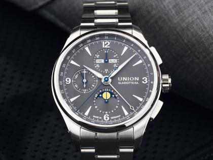 Union Glashütte Belisar Chronograph Mondphase Automatik Edelstahl 42mm graues Zifferblatt Metallband – Herrenuhren Chronograph aus Edelstahl. Das Gehäuse ist rund und silber. Das Edelstahlarmband ist silber. Das Zifferblatt ist arabisch Index und grau. – Ansicht 3