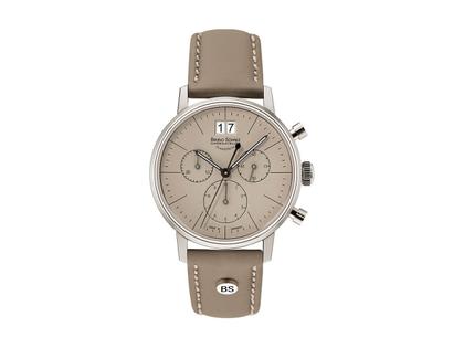 Bruno Söhnle Glashütte Stuttgart  Chrono Small Edelstahl taupe Lederband – Damenuhren Chronograph aus Edelstahl. Das Gehäuse ist rund und silber. Das Lederarmband ist grau. Das Zifferblatt ist ein Index in grau.