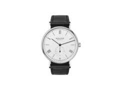 Nomos Glashütte Ludwig 38 75 Jahre Grundgesetz Handaufzug Edelstahl 38mm weißes Zifferblatt schwarzes Lederband limitiert – Herrenuhren Uhr ohne Datum aus Edelstahl und Leder. Das Gehäuse ist rund und silber. Das Lederarmband ist schwarz. Das Zifferblatt ist römisch Index und weiß.
