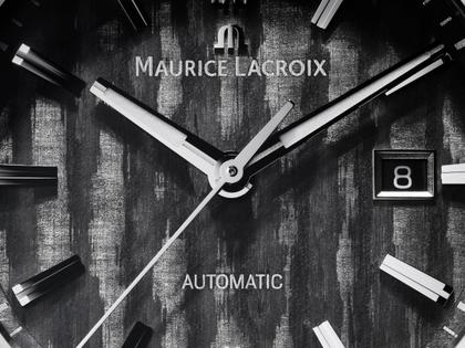 Maurice Lacroix AIKON-IC Automatik Edelstahl 43mm Carbon-Zifferblatt schwarzes Kautschukband – Herrenuhren Uhr mit Datum aus Carbon, Edelstahl, Kautschuk, Keramik und Leder. Das Gehäuse ist rund und silber. Das Kautschuk / Kunststoff / Silikon Armband ist schwarz. Das Zifferblatt ist ein Index in schwarz. – Ansicht 4