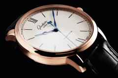 Glashütte Original Senator Excellence Automatik Rotgold 40mm helles Zifferblatt schwarzes Lederband – Herrenuhren Uhr ohne Datum aus 750 Rotgold. Das Gehäuse ist rund und roségold. Das Lederarmband Kroko / Alligator ist schwarz. Das Zifferblatt ist römisch Index und silber. – Ansicht 2