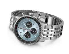 Breitling Navitimer B01 Chronograph 43 Edelstahl eisblaues Zifferblatt Metallband – Herrenuhren Chronograph aus Edelstahl. Das Gehäuse ist rund und silber. Das Edelstahlarmband ist silber. Das Zifferblatt ist ein Index in blau. – Ansicht 2