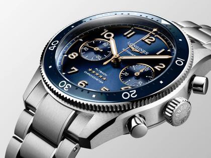 Longines Spirit Flyback Chronograph Automatik Edelstahl 42mm blaues Zifferblatt Metallband – Herrenuhren Chronograph aus Edelstahl und Keramik. Das Gehäuse ist rund und silber. Das Edelstahlarmband ist silber. Das Zifferblatt ist arabisch Index und blau. – Ansicht 4