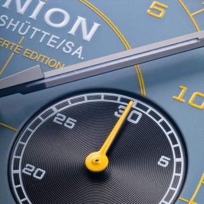 Union Glashütte Belisar Chronograph Speedster 2025 Limited Edition Automatik Edelstahl 44mm blaues Zifferblatt blaues Kautschukband – Herrenuhren Chronograph aus Edelstahl und Kautschuk. Das Gehäuse ist rund und silber. Das Kautschuk / Kunststoff / Silikon Armband ist blau. Das Zifferblatt ist arabisch und blau. – Ansicht 10