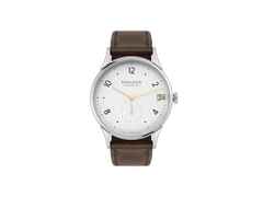 Nomos Glashütte Minimatik 39 Datum Handaufzug Edelstahl weißes Zifferblatt braunes Lederband – Herrenuhren Uhr mit Datum aus Edelstahl. Das Gehäuse ist rund und silber. Das Lederarmband ist braun. Das Zifferblatt ist arabisch Index und weiß.